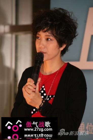 李霄云上海签唱会同歌迷互动玩游戏(组图)