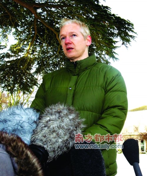 阿桑奇狱中吃饭硌掉一颗牙